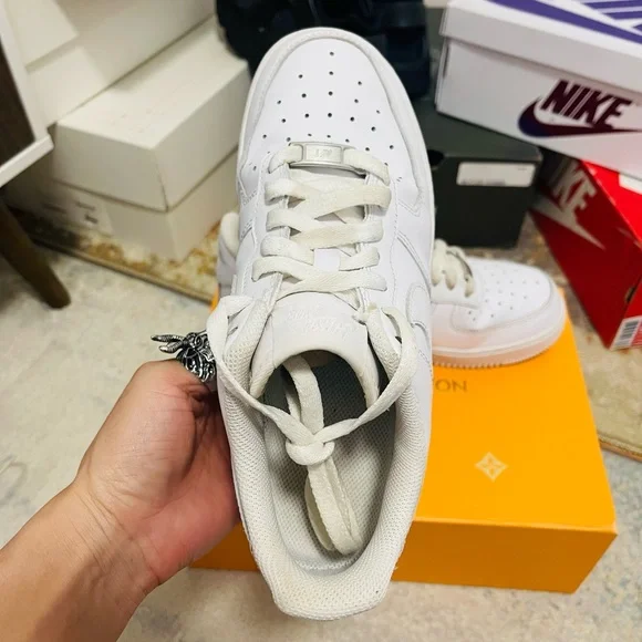 EUC Women’s Size 8 (Euro Sz 39) Nike Air Force 1 Low 07’ Sneakers Triple White - Picture 13 of 15